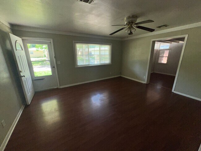 Building Photo - 511 Manor Dr