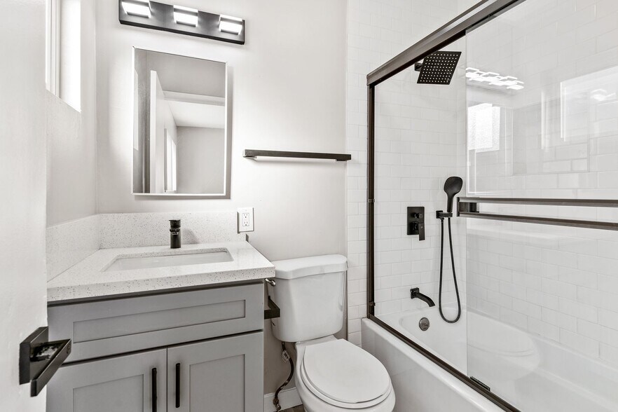 Building Photo - 1655 W Malvern Ave