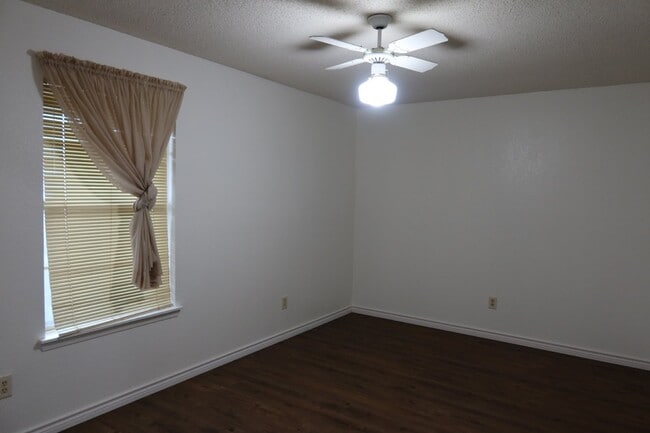 Building Photo - 101 Travis Ln