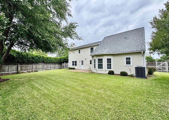Building Photo - 965 Commodore Dr