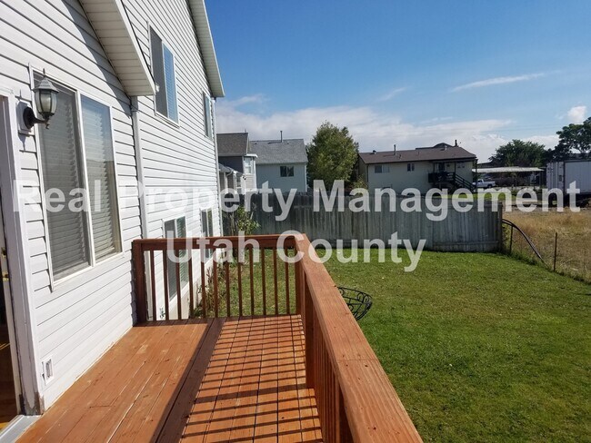 Building Photo - Lehi Home Plenty of parking