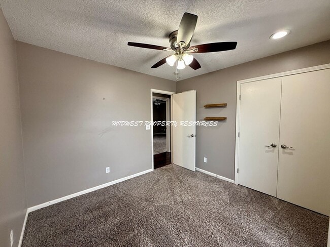 Building Photo - 3 Bed | 2 Bath Home for Rent – Lee’s Summit