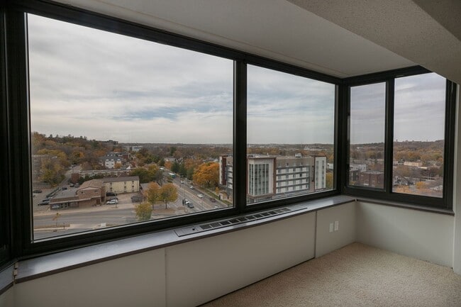 Building Photo - FALL RENT DEAL! Unbeatable Views, Ample Am...