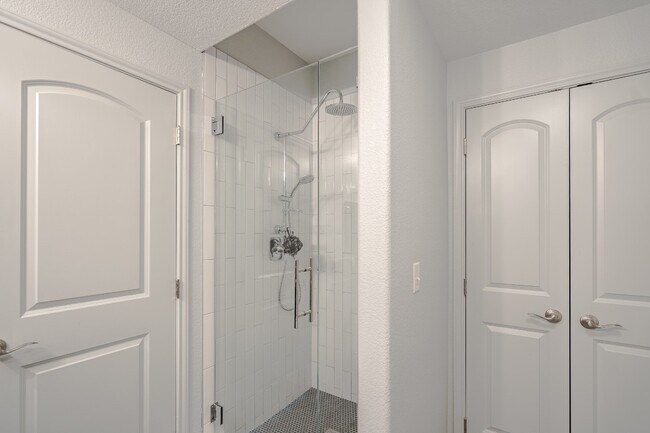 Building Photo - 6810 Deatonhill Dr