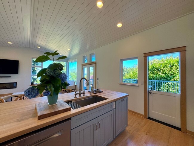 Building Photo - This gorgeous Bainbridge home is available starting mid July