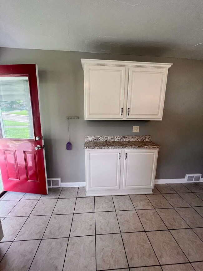 Building Photo - Charming Brick Rancher for Rent