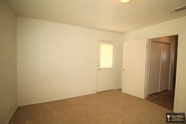 Building Photo - Now Leasing – 401 W Ave E, Unit B