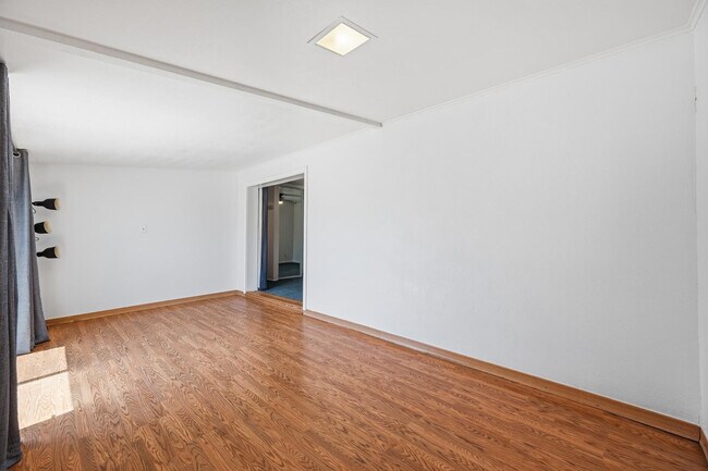 Building Photo - 8639 E Virginia Ave