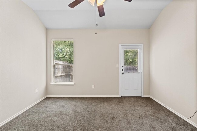 Building Photo - 119 Creekside Villa Dr