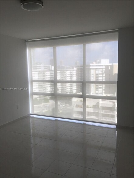 Building Photo - 1450 Brickell Bay Dr