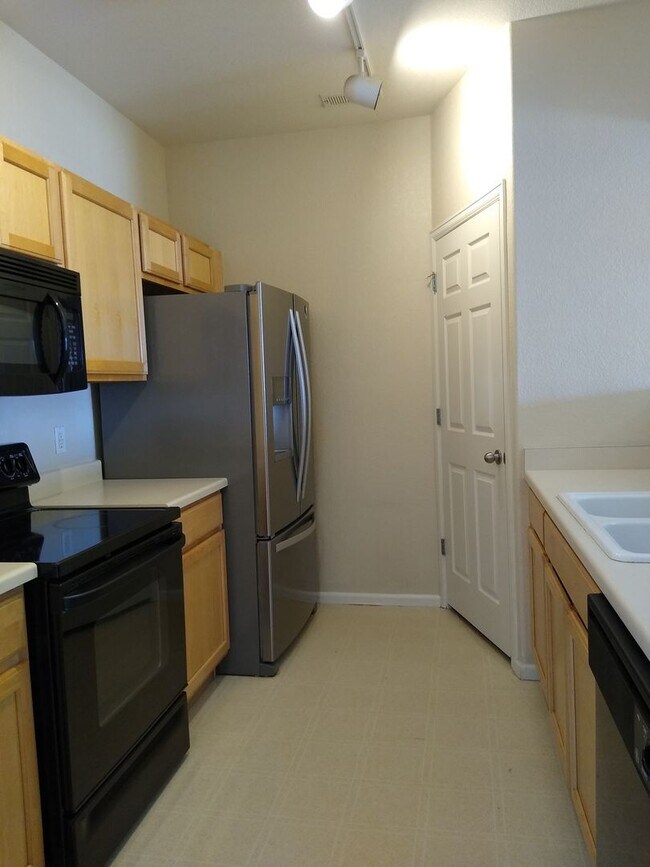 Building Photo - Super Fly 1 Bedroom with Large Study, 1 1/2 Bathrooms, Balcony, Reserved Parking AVAILABLE NOW