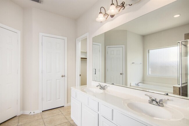 Building Photo - 25609 Tiverton Forest Ct