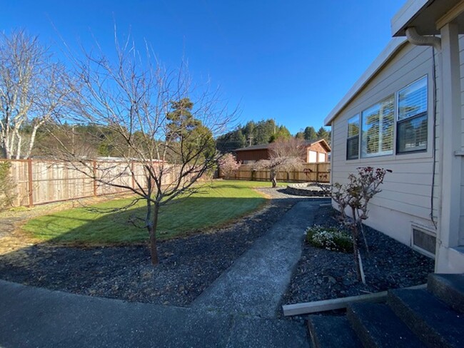 Building Photo - Clean and Bright Sunnybrae Home