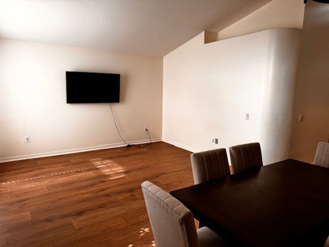Building Photo - Beautiful 3 bedroom 2 bathroom home availa...