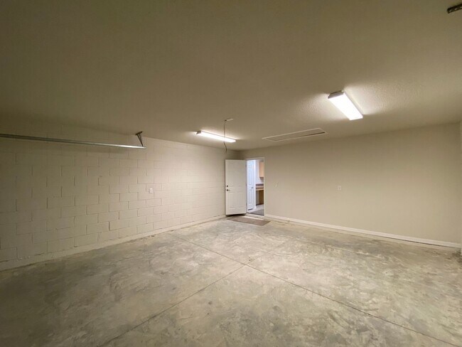 Building Photo - Great new rent on 4/2! Desirable SW Ocala Neighborhood 4/2/2 *WON'T LAST*