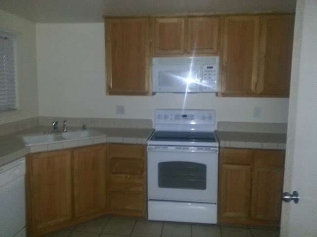 Building Photo - 3 bedroom Townhouse in a gated community