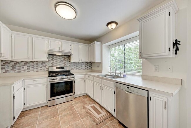 Building Photo - 1009 Riverlawn Dr