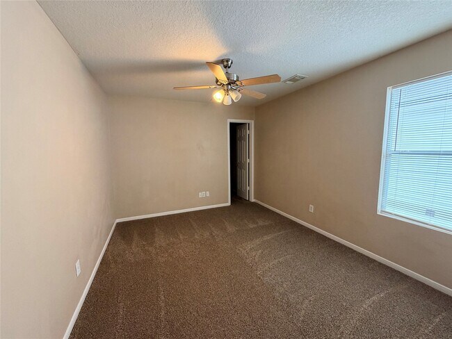 Building Photo - 15423 Fir Woods Ln