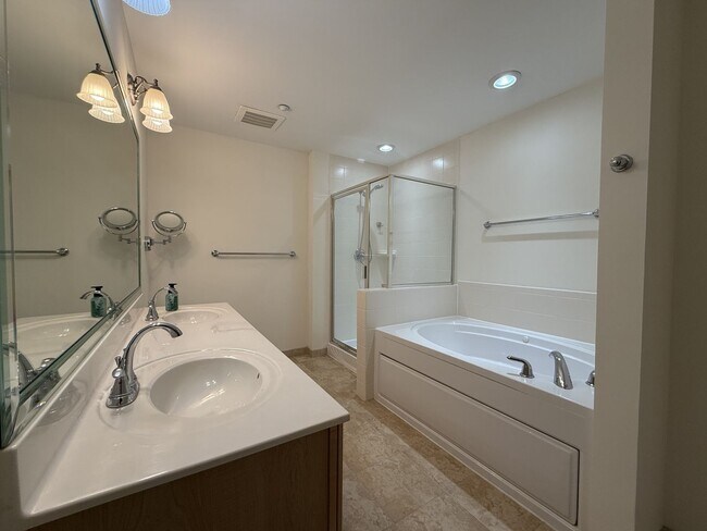 Building Photo - Beautiful 2nd Floor City Center Corner Condo.