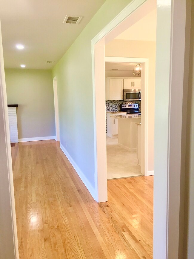 Building Photo - 802 Hillmoor Dr