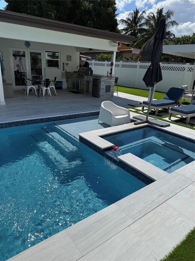 Building Photo - 1637 SE 1st St