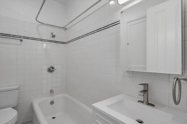 Building Photo - Newly remodeled top floor, pet friendly 1B...