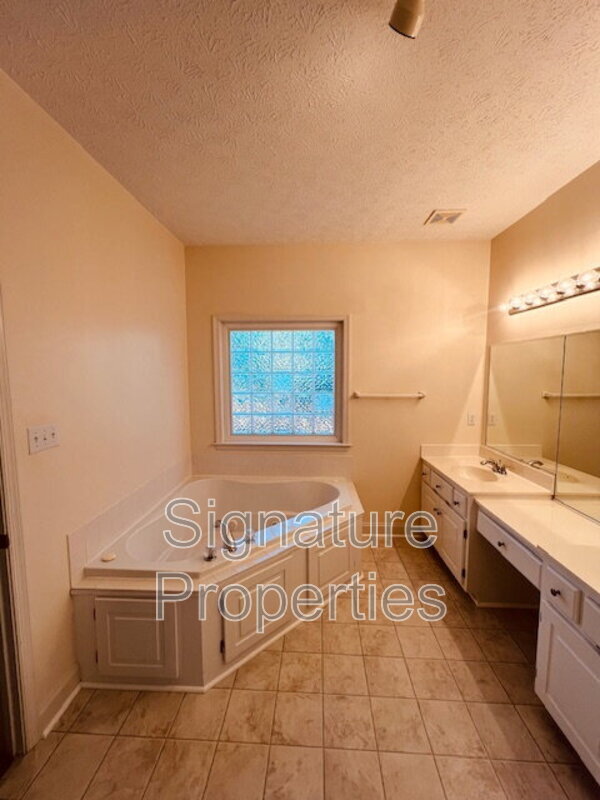 Building Photo - 5100 Beachmere Ct