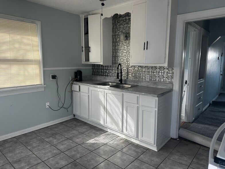 Building Photo - 408 S Smithville Rd