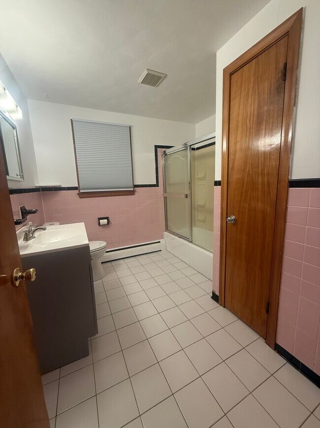 Building Photo - 250 Oakland Ave