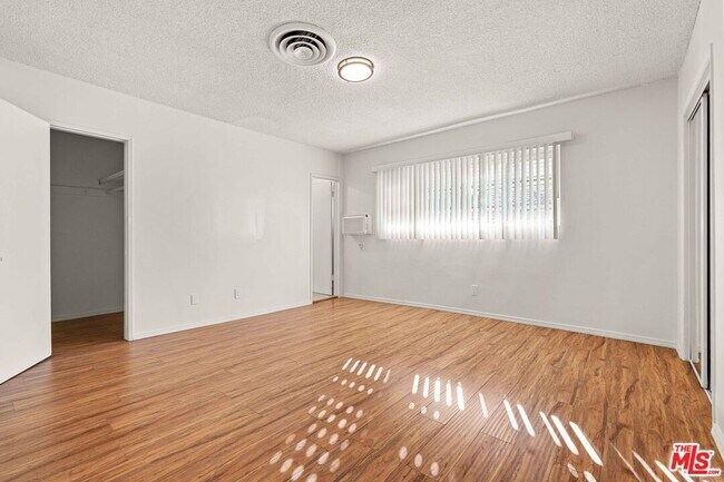 Building Photo - 15540 Moorpark St