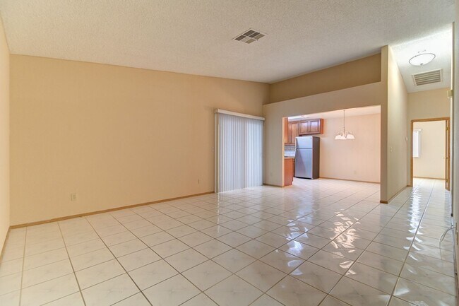 Building Photo - 4651 4 Leaf Clover Dr