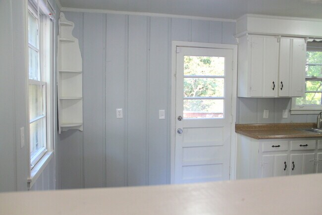 Building Photo - Donelson - Updated 2 bedroom 1 bath - tons of parking & storage!