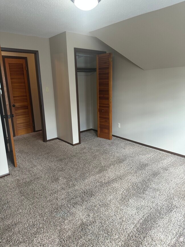 Building Photo - 94 Thompson St