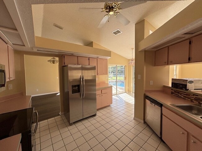 Building Photo - Pool Home in 7-Hills