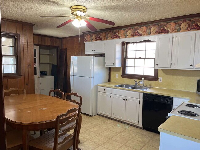 Building Photo - 3935 Yokley St