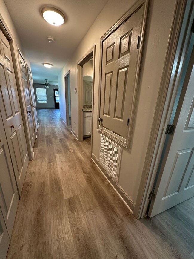 Building Photo - 1406 Memory Ln
