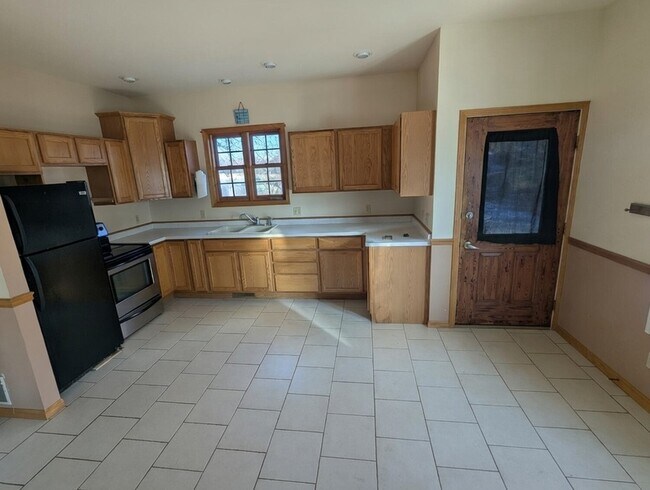 Building Photo - 136 Main St