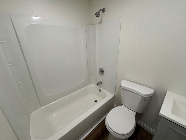 Building Photo - 1790 W Linden St