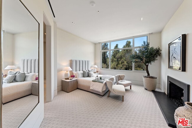 Building Photo - 455 N Palm Dr