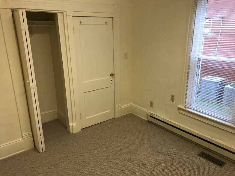 Building Photo - 616 John Marshall Dr