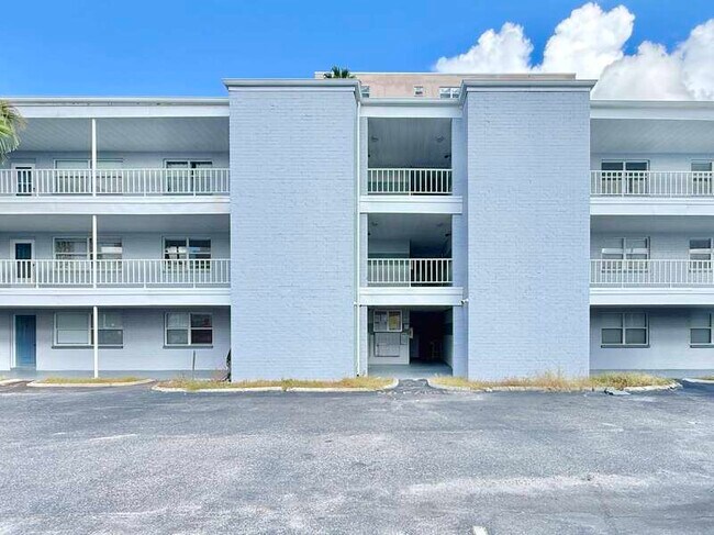 Building Photo - 1859 Shore Dr S
