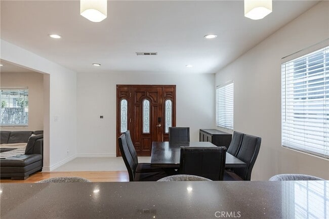 Building Photo - 1217 Elm Ave