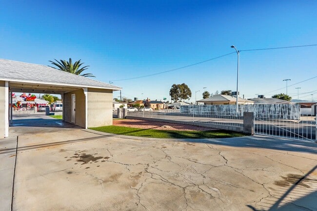 Building Photo - Nicely Updated 2 Bed, 1 Bath Single Story Home In Established Neighborhood