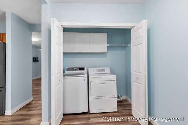 Building Photo - 4 Bed, 2 Full Bath Fully Remodeled Home