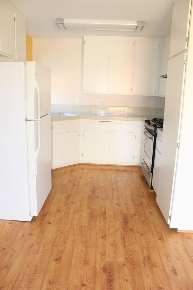 Building Photo - Updated Parkside Condo with Large Deck!