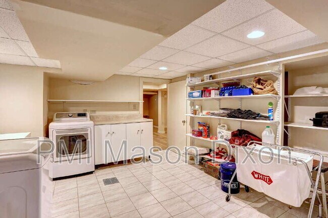 Building Photo - 5304 Springlake Way