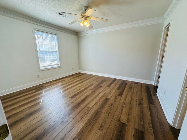 Building Photo - 2BR/2BA condo – Vaulted Ceilings, Granite Kitchen & Prime North Knoxville Location