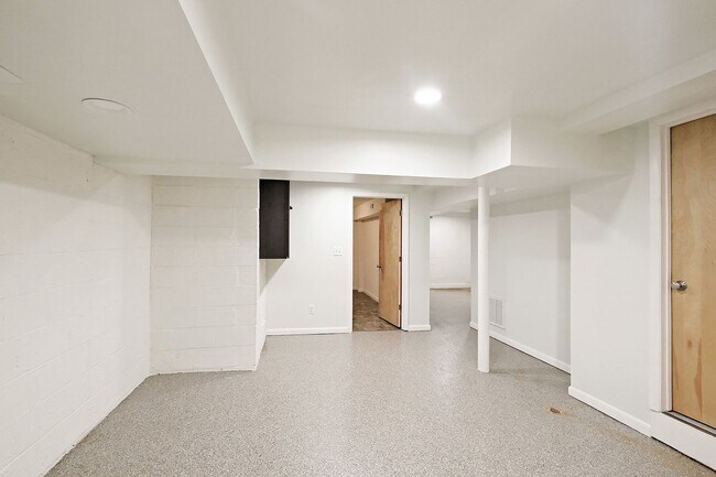 Building Photo - Move-in Ready Small Pet-Friendly Home