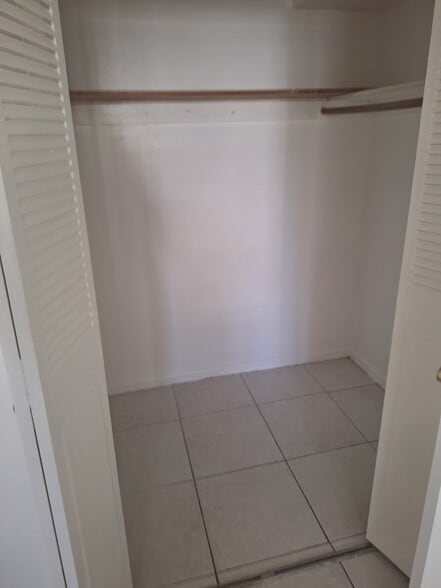Building Photo - 5061 W Oakland Park Blvd