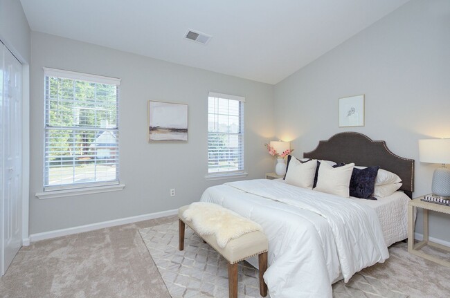Building Photo - Discover this beautifully updated Raintree townhome featuring an open floor plan and a range of c...